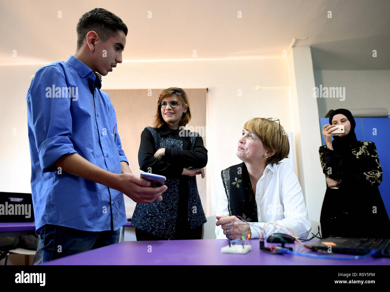 Bednayel, Lebanon. 29th Oct, 2018. Elke Büdenbender, wife of the German President, talks to Chodar at the LOST Center (Lebanese Organization for Studies and Trainings) about an app programmed by the young man. As patron of Unicef, she visits aid projects, educational institutions and meets refugees from Syria. Credit: Britta Pedersen/dpa-Zentralbild/dpa/Alamy Live News Stock Photo