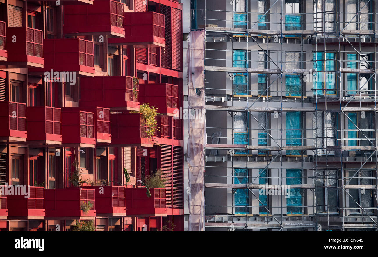 Berlin, Germany. 07th Nov, 2018. A scaffolding stands at a shell next to already finished new apartments in Kreuzberg. Lack of housing is a big problem in Berlin. According to a study commissioned by the German Social Association, the poor must also spend significantly more on housing than the normally paid and the rich, measured against household income. Credit: Bernd von Jutrczenka/dpa/Alamy Live News Stock Photo