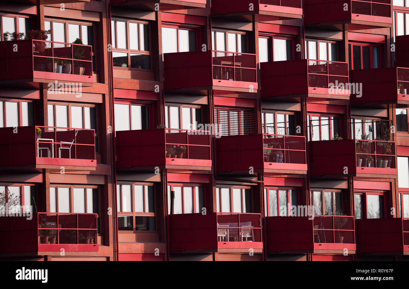 Berlin, Germany. 07th Nov, 2018. A scaffolding stands at a shell next to already finished new apartments in Kreuzberg. Lack of housing is a big problem in Berlin. According to a study commissioned by the German Social Association, the poor must also spend significantly more on housing than the normally paid and the rich, measured against household income. Credit: Bernd von Jutrczenka/dpa/Alamy Live News Stock Photo
