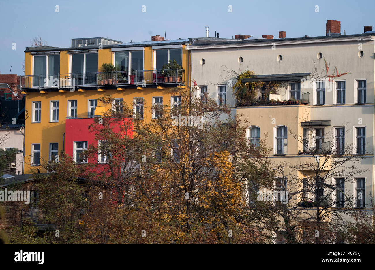 Berlin, Germany. 07th Nov, 2018. A scaffolding stands at a shell next to already finished new apartments in Kreuzberg. Lack of housing is a big problem in Berlin. According to a study commissioned by the German Social Association, the poor must also spend significantly more on housing than the normally paid and the rich, measured against household income. Credit: Bernd von Jutrczenka/dpa/Alamy Live News Stock Photo