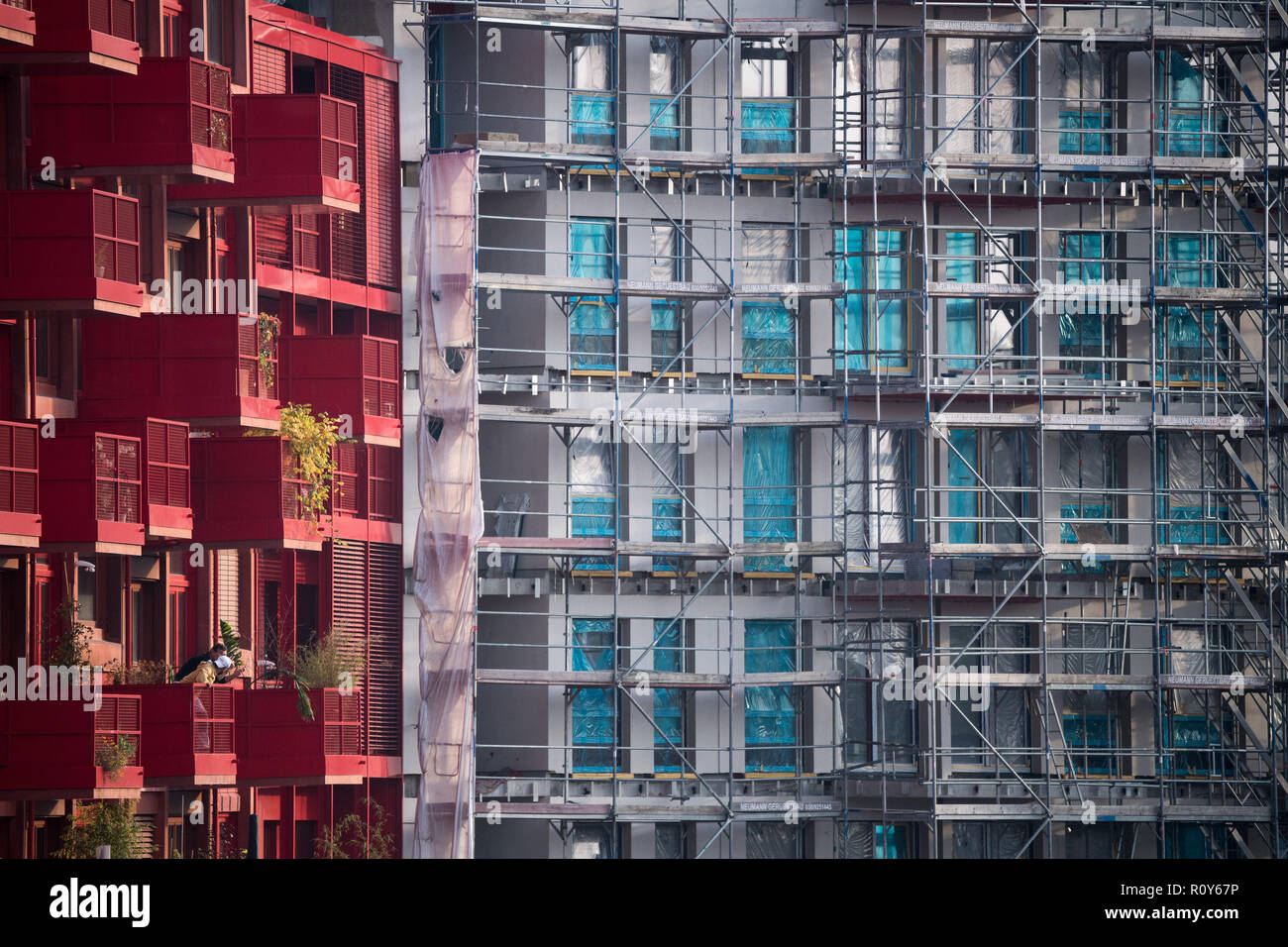 Berlin, Germany. 07th Nov, 2018. A scaffolding stands at a shell next to already finished new apartments in Kreuzberg. Lack of housing is a big problem in Berlin. According to a study commissioned by the German Social Association, the poor must also spend significantly more on housing than the normally paid and the rich, measured against household income. Credit: Bernd von Jutrczenka/dpa/Alamy Live News Stock Photo