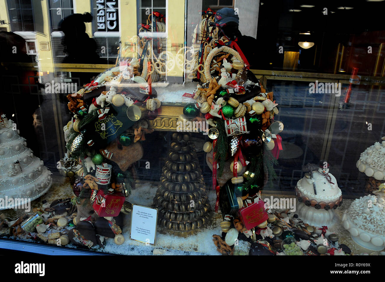 Copenhagen Denmark 07 November 2018 Window Decorated With Christmas Decorations Cake And Chocolates In La Glace