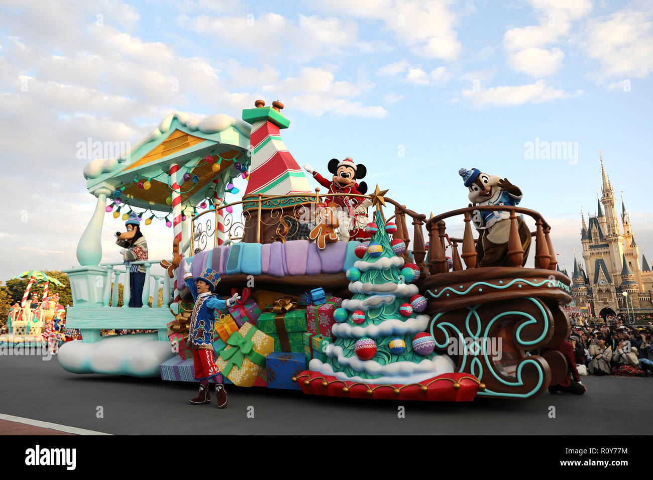 Chiba, Japan. 7th Nov, 2018. Disney characters wave to guests on a float during the Christmas parade at Tokyo Disneyland in Chiba, Japan, on Nov. 7, 2018. Credit: Du Xiaoyi/Xinhua/Alamy Live News Stock Photo