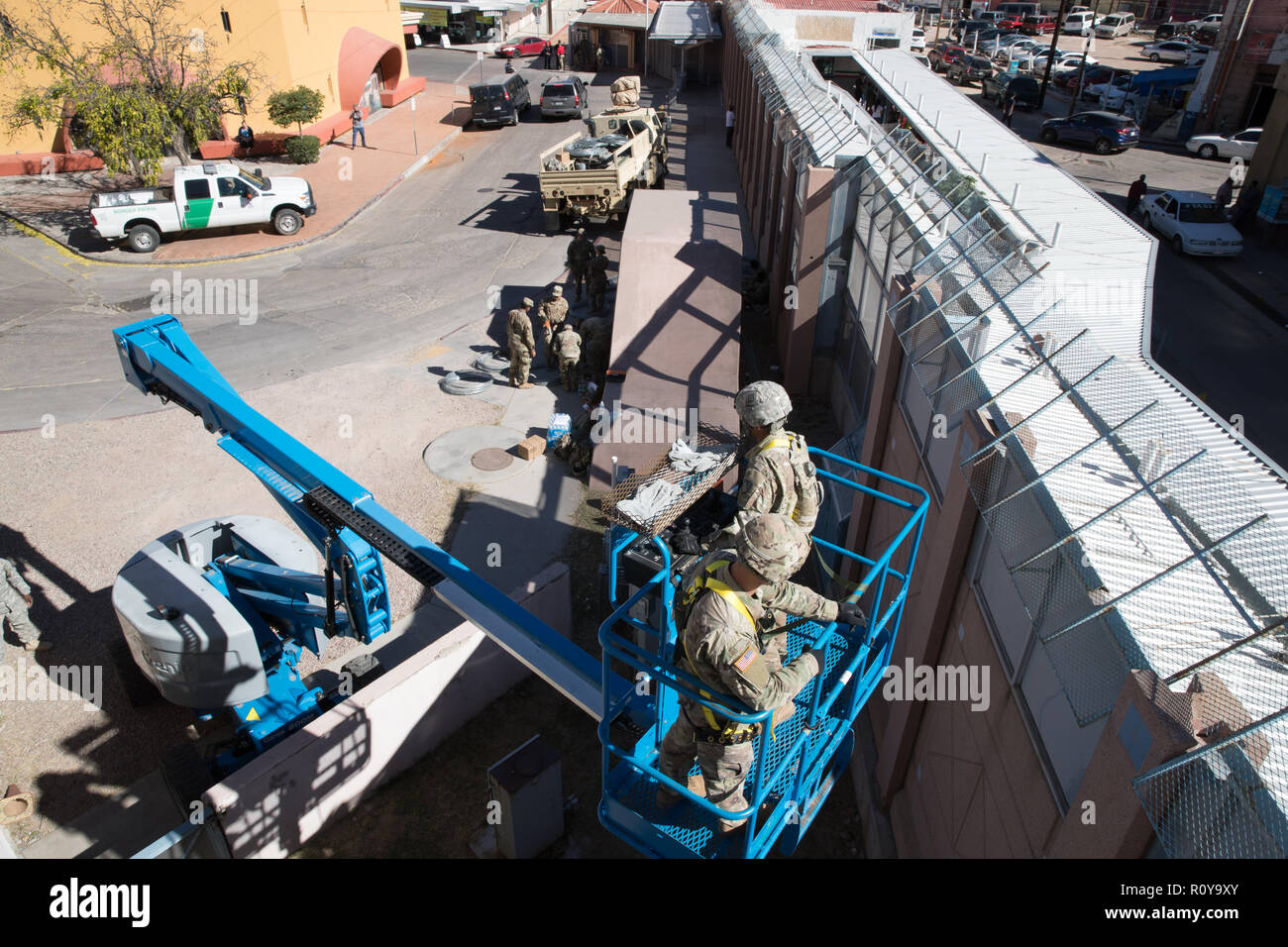 U.S. Army soldiers install concertina wire along the Mexico border at the Nogales DeConcini Port November 6, 2018 Nogales, Arizona. The troops are deploying to the U.S. - Mexico border by order of President Donald Trump to intercept the Honduran migrant caravan. Stock Photo