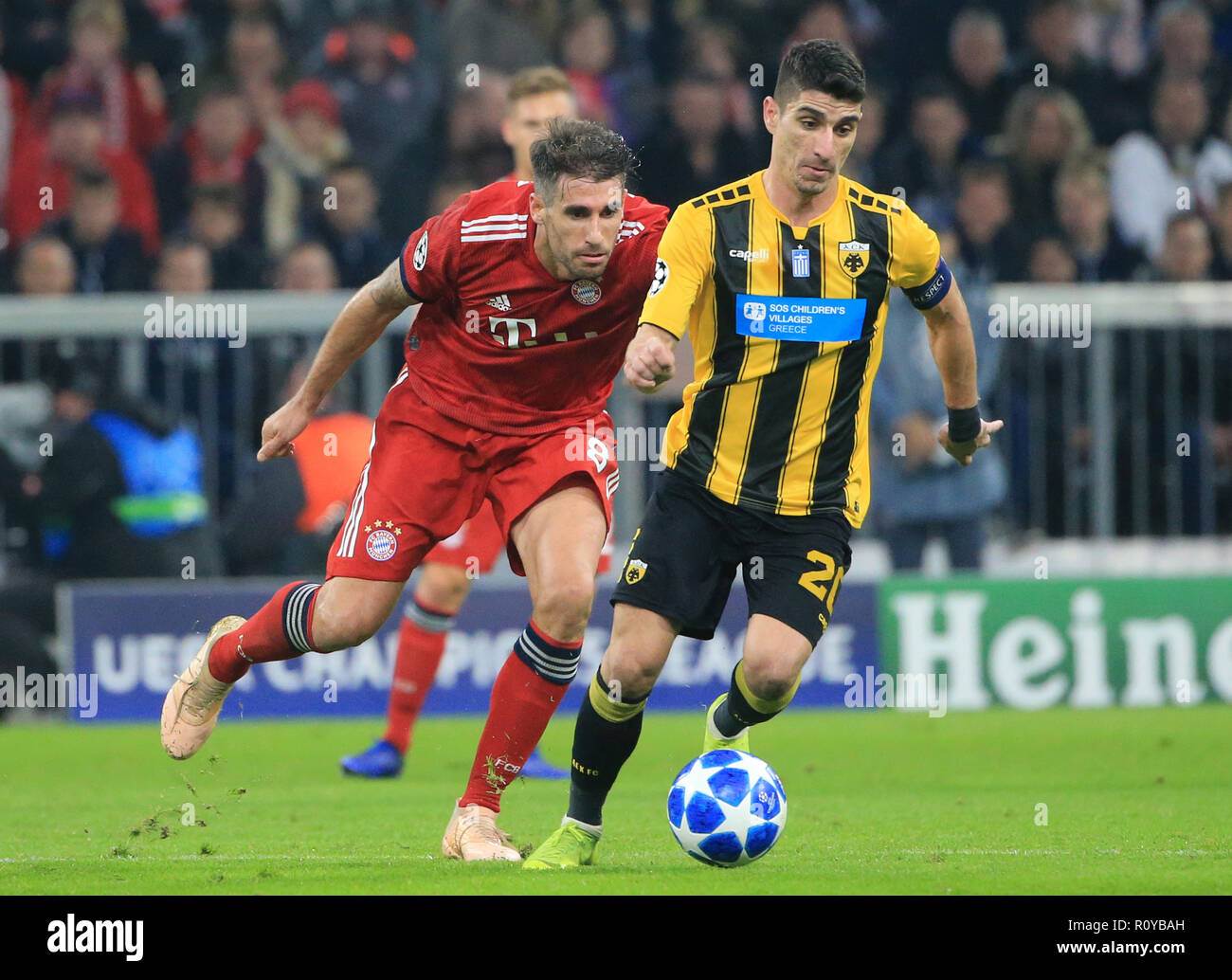 Munich, Germany. 7th Nov, 2018. AEK Athens's Petros Mantalos (R) vies with  Bayern Munich's Javi Martinez during a 4th round match of group E in the  UEFA Champions League between Bayern Munich