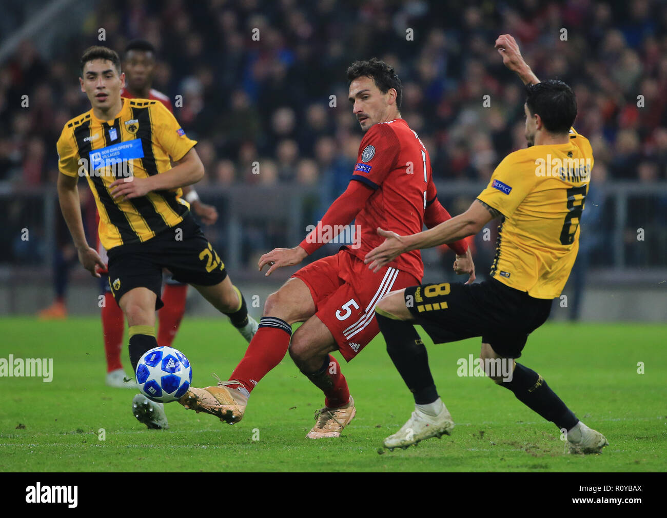 Munich, Germany. 7th Nov, 2018. Bayern Munich's Mats Hummels (2nd R) vies  with AEK Athen's Andre Simoes (1st R) during a 4th round match of group E  in the UEFA Champions League