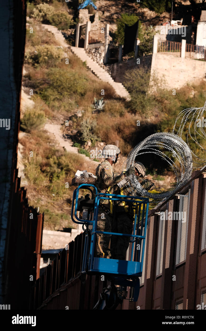 Nogales, Arizona, USA. 7th Nov, 2018. The US Army laying barbed wire on top of the border wall at international border station in Nogales, Arizona. The soldiers are part of the 5,000 troops that President Trump has ordered the Pentagon to dispatch to the Southwest border to assist the US Border Patrol in advance of the possible arrival of caravans of Central American migrants. Credit: Christopher Brown/ZUMA Wire/Alamy Live News Stock Photo