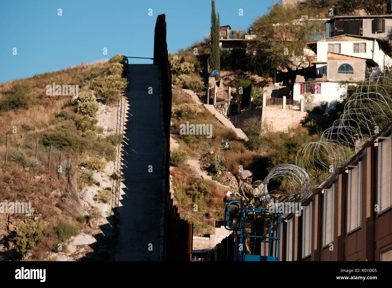 Nogales, Arizona, USA. 7th Nov, 2018. The US Army laying barbed wire on