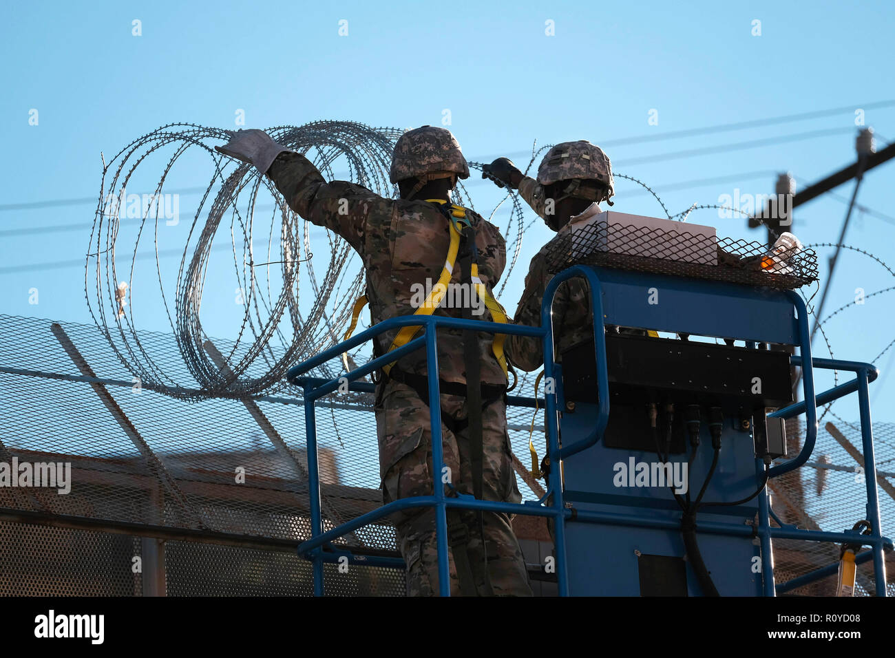 Nogales, Arizona, USA. 7th Nov, 2018. The US Army laying barbed wire on top of the border wall at international border station in Nogales, Arizona. The soldiers are part of the 5,000 troops that President Trump has ordered the Pentagon to dispatch to the Southwest border to assist the US Border Patrol in advance of the possible arrival of caravans of Central American migrants. Credit: Christopher Brown/ZUMA Wire/Alamy Live News Stock Photo