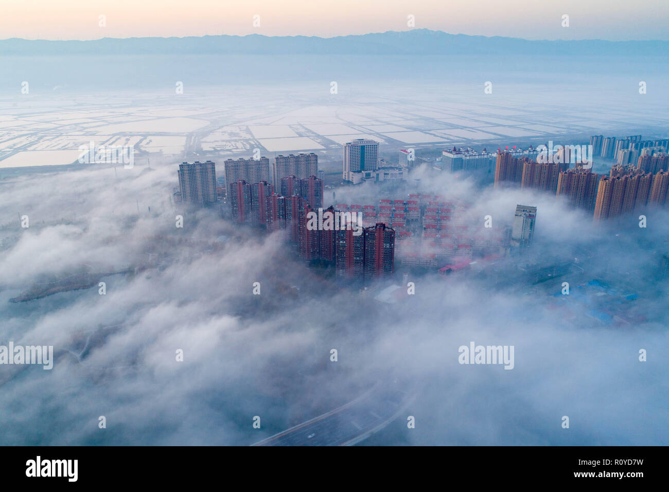 Yuncheng. 8th Nov, 2018. Aerial photo taken on Nov. 8, 2018 shows fog floating above Yuncheng City of north China's Shanxi Province. Credit: Shang Jianzhou/Xinhua/Alamy Live News Stock Photo