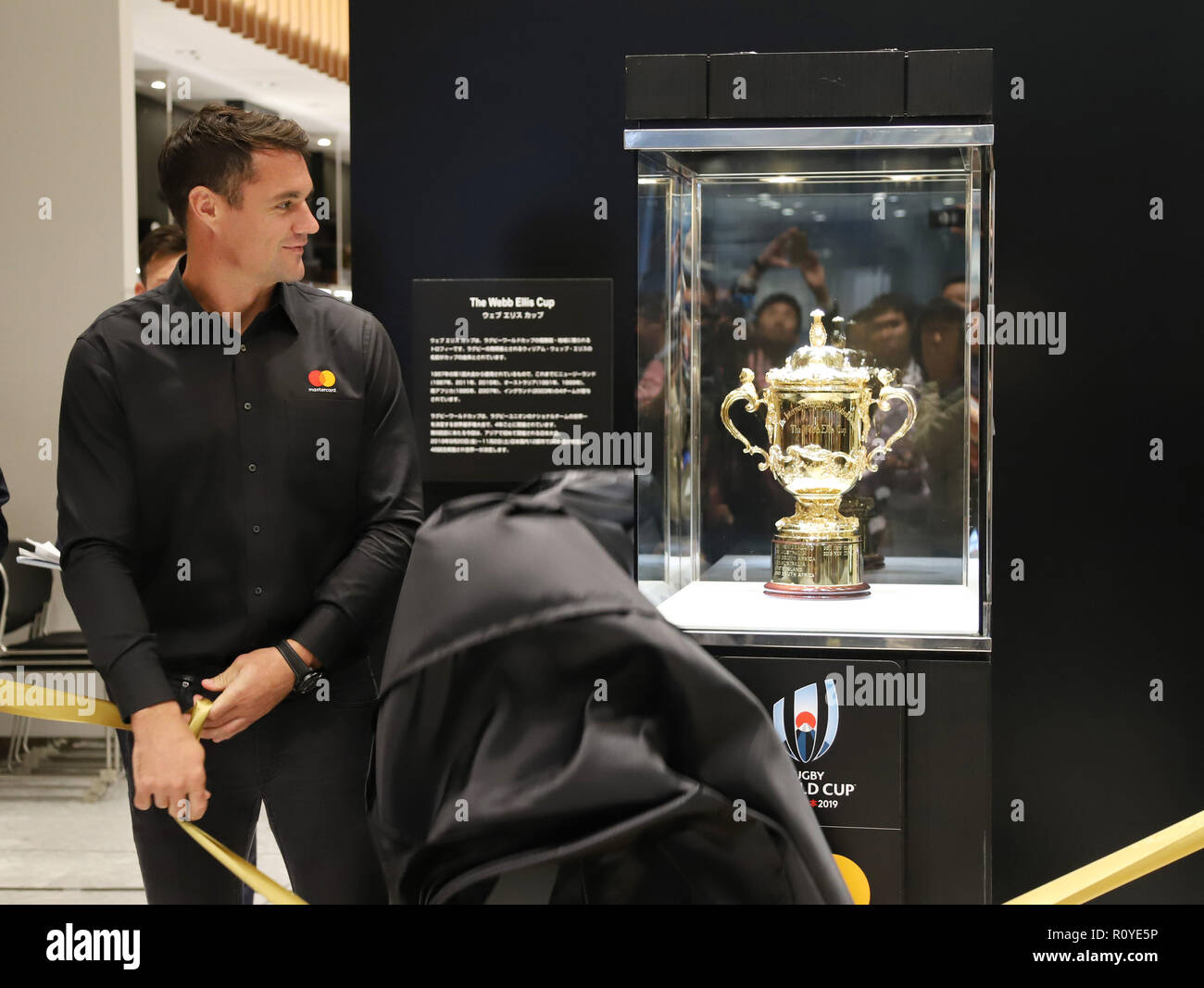 Tokyo, Japan. 8th Nov, 2018. Former New Zealand's All Blacks player Dan  Carter who is now playing Japan's Kobelco Steelers displays the Webb Ellis  Cup, the trophy of the Rugby World Cup