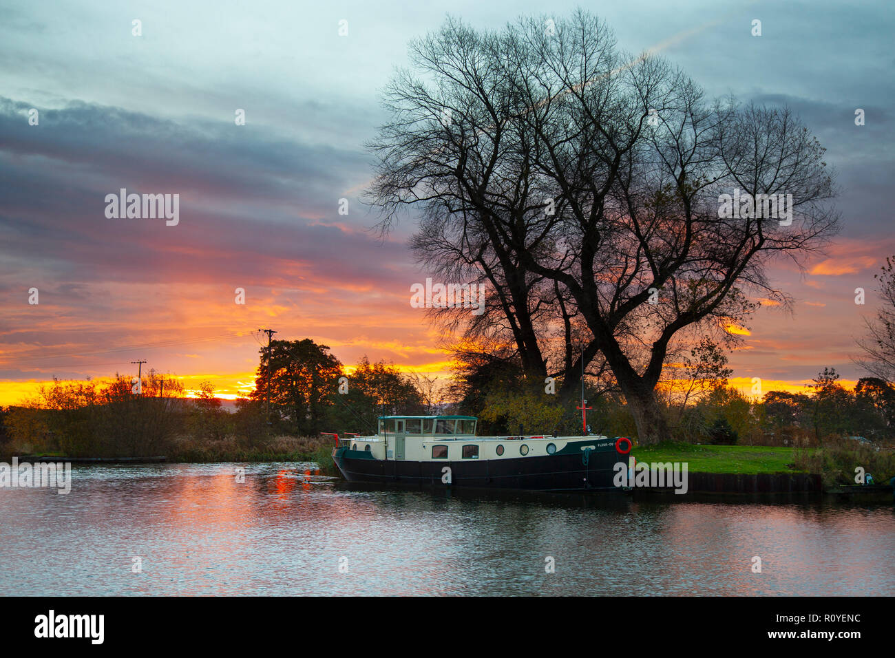 Rufford,Lancashire, UK. 8th November, 2018. UK Weather:  Colourful sunrise over this popular waterway the longest canal in Northern England. Some estimates claim that up to 15,000 people are living afloat on British Waterways. The organisation is responsible for most of the inland waterways in the country, with about 6,500 of its 32,000 licensed boats being used as homes.  Credit:  MediaWorldImages/Alamy Live News Stock Photo