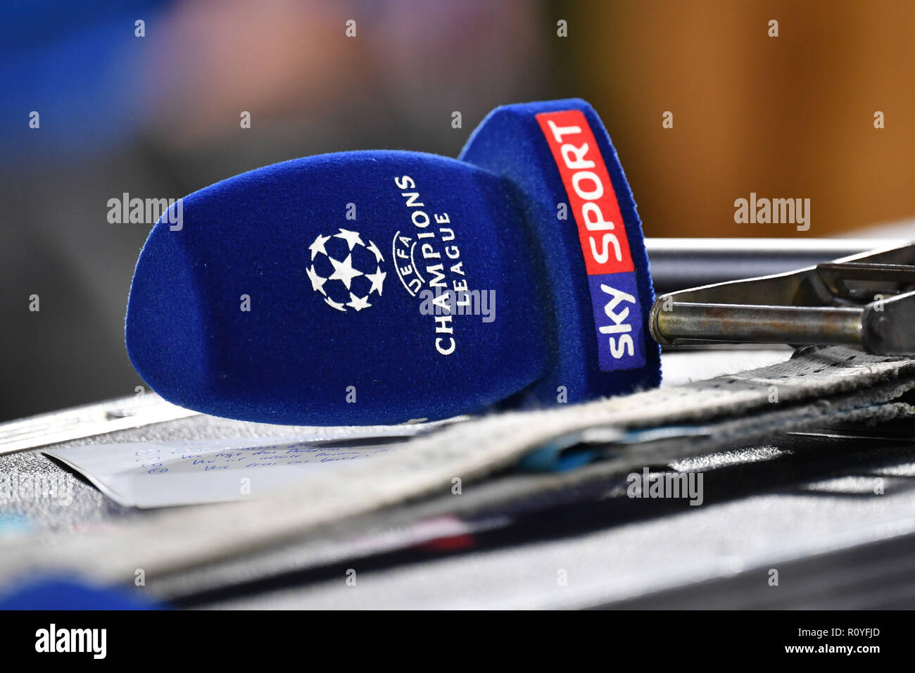 Munich, Deutschland. 07th Nov, 2018. Peripheral subject, Feature, general.  SKY SPORT Microphone with Champions League Logo, Emblem.Close Up, Item. FC  Bayern Munich (M) - AEK Athens FC (Athens) 2-0, Football Champions League,