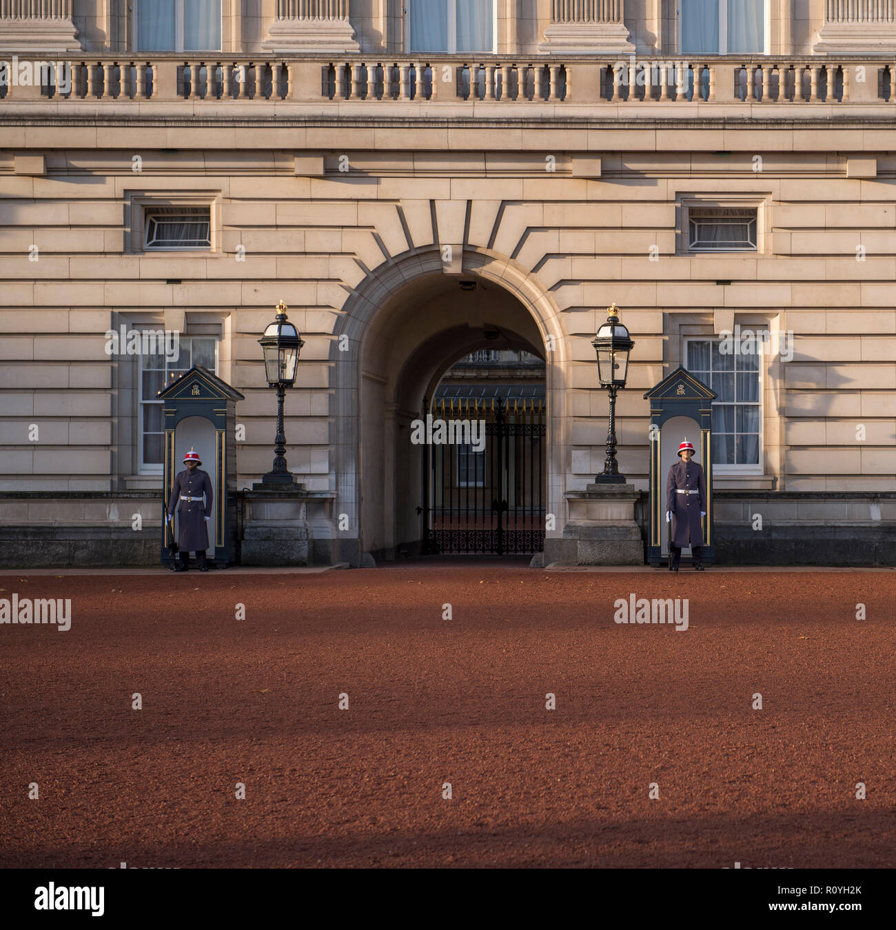 Buckingham Palace, London, UK. 8 November, 2018. The Royal Canadian Regiment on guard duty at