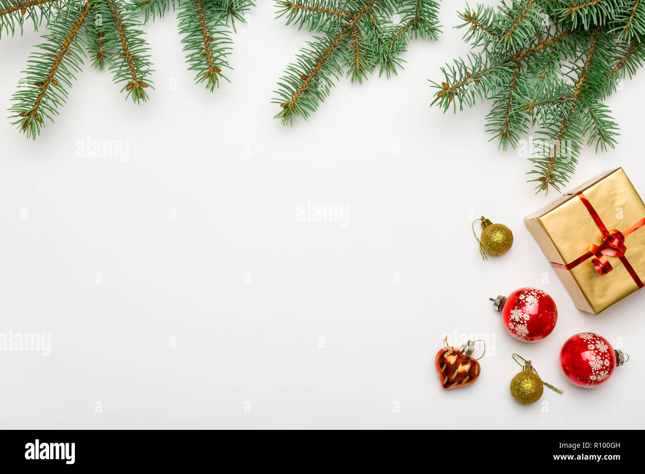 Khung dép trang trí Giáng sinh trên nền trắng sẽ mang đến cho bạn sự trang trí tuyệt vời cho nhà của bạn trong mùa Giáng sinh. Hãy để hình ảnh này đem đến cho bạn niềm vui khi trang trí nhà cửa cho mùa lễ hội này.