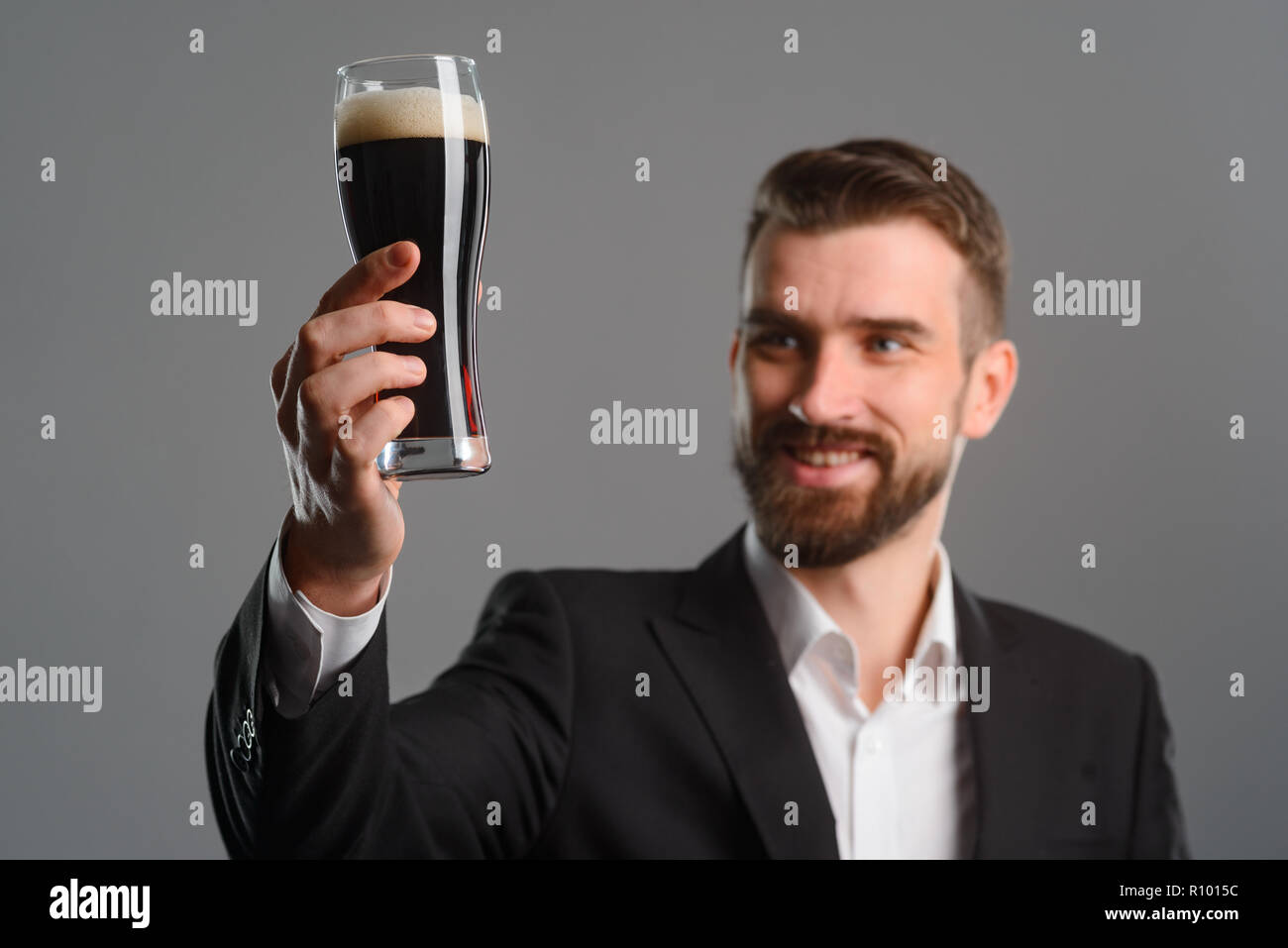 Glass full of dark beer Stock Photo - Alamy
