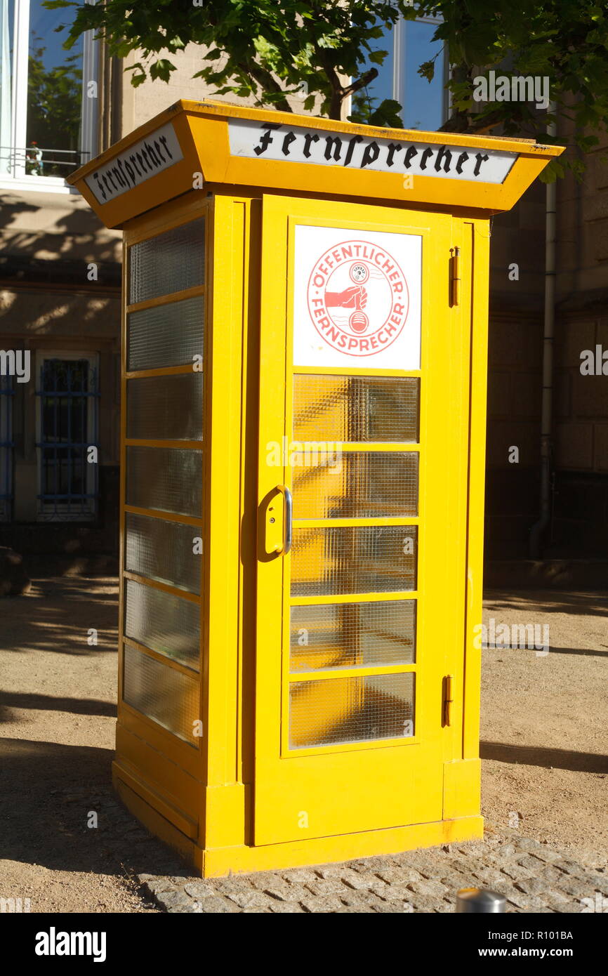 Yellow telephone box in front of the Museum of Communication, Museumsufer, Schaumainkai, Frankfurt am Main, Hesse, Germany, Europe   I  Gelbe Telefonz Stock Photo