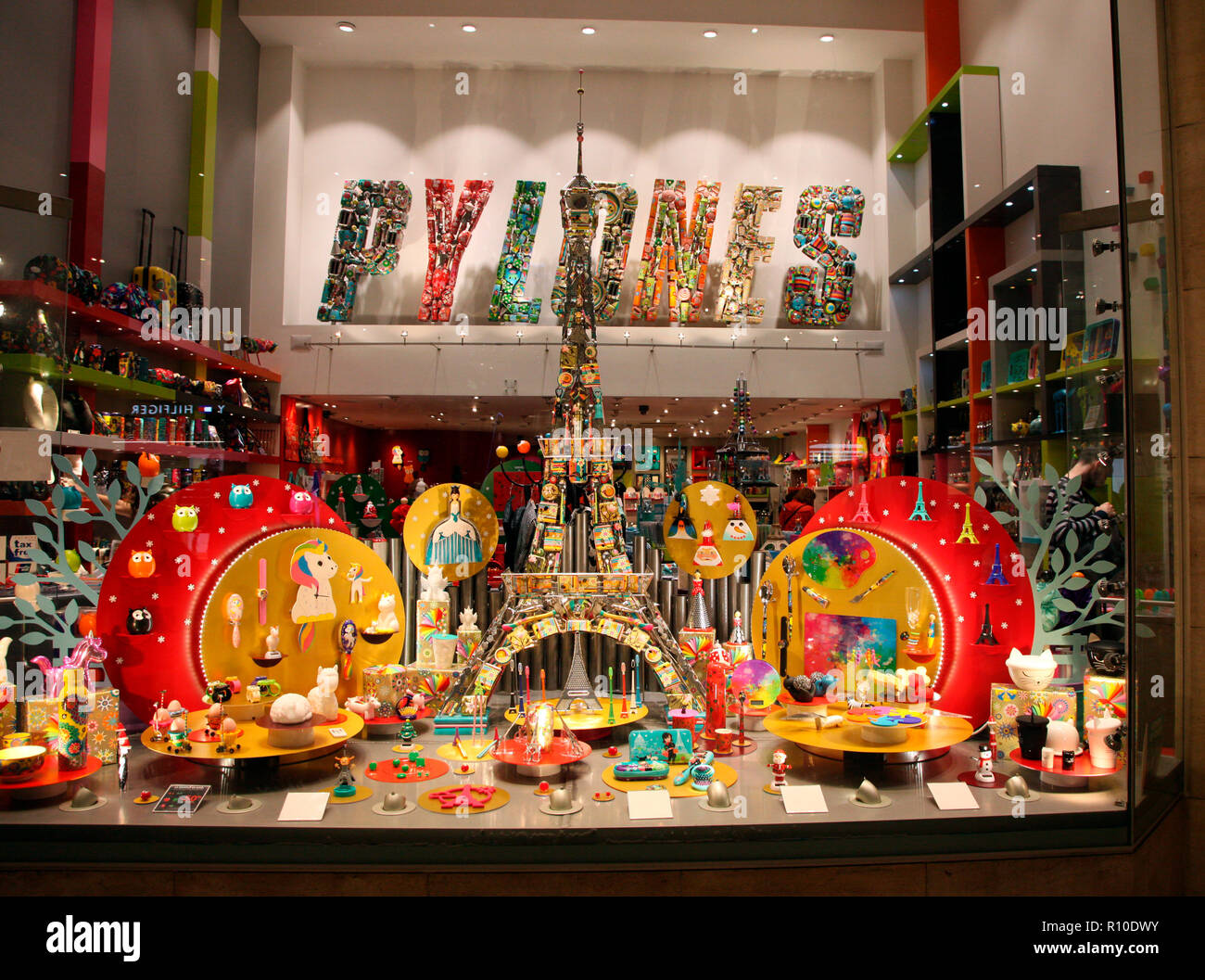 Pylones window display in Carrousel du Louvre, Paris Stock Photo Alamy