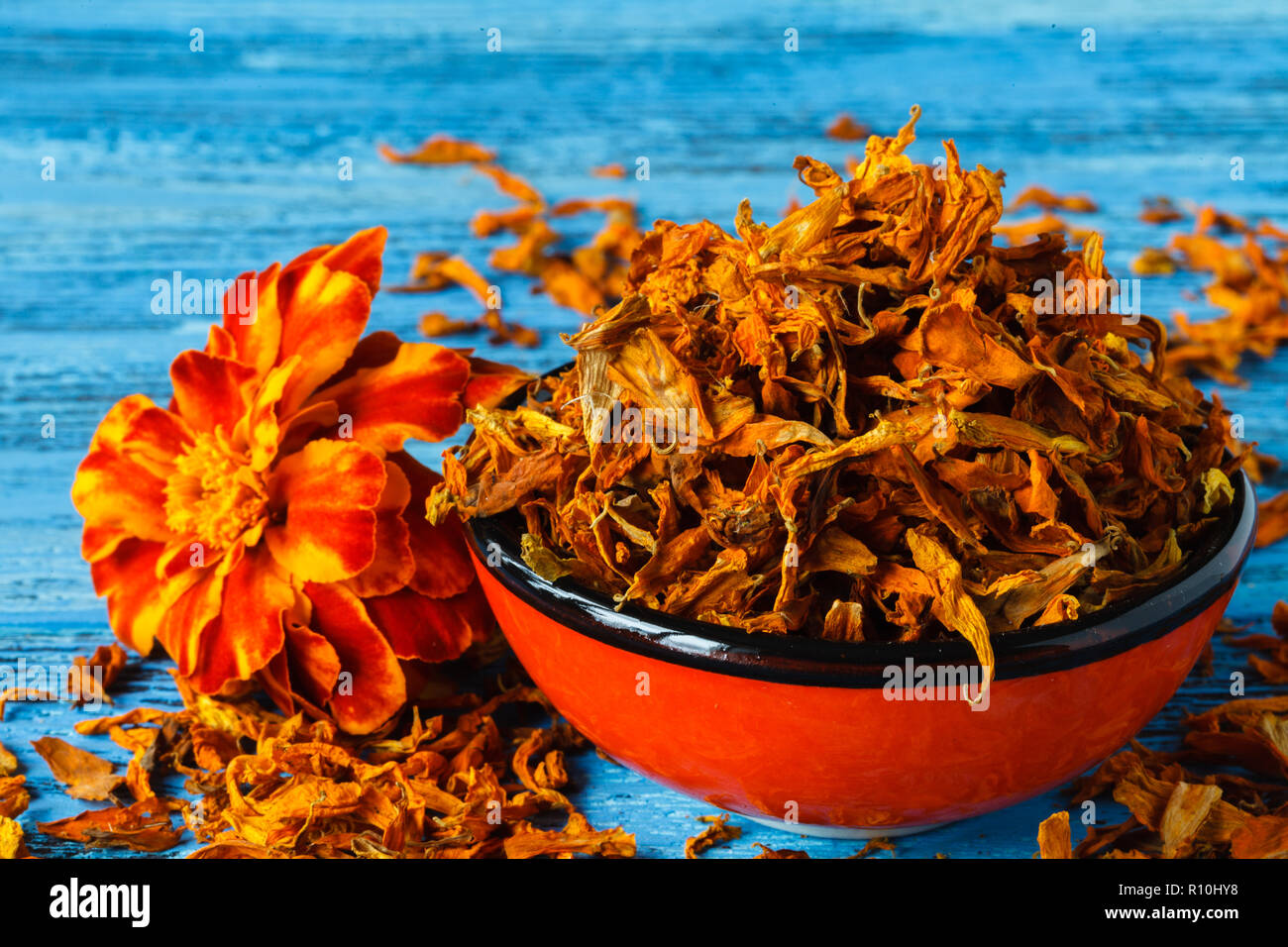 Fake saffron hi-res stock photography and images - Alamy