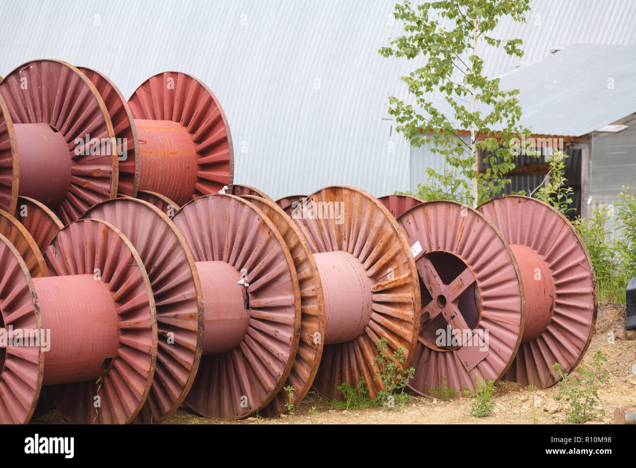 Blank big cable reels of metal for storing data cable Stock Photo Alamy