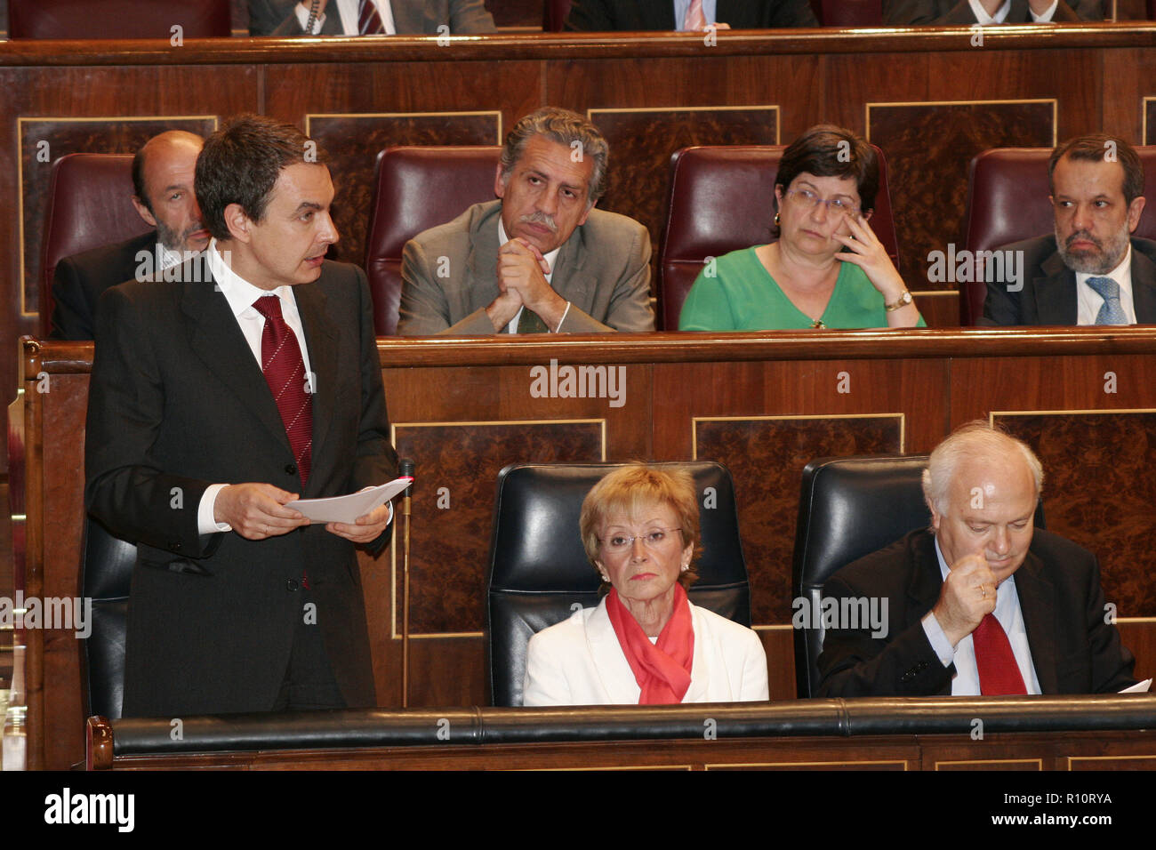 José Luís RODRIGUEZ ZAPATERO, PRESIDENTE DEL GOBIERNO tras ganar las elecciones de marzo del 2004, interviniendo durante una SESION DE CONTROL AL GOBIERNO, que se celebra los miércoles en el CONGRESO DE DIPUTADOS. A su lado, la VICEPRESIDENTA, Mª Teresa FDEZ. DE LA VEGA y M. A. MORATINOS, MINISTRO DE ASUNTOS EXTERIORES Y COOPERACION. Madrid, 25 de mayo del 2005. Stock Photo