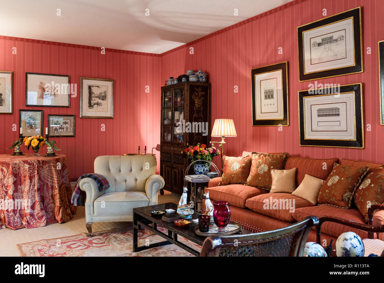 https://c8.alamy.com/comp/R113TA/living-room-with-pink-wallpaper-R113TA.jpg