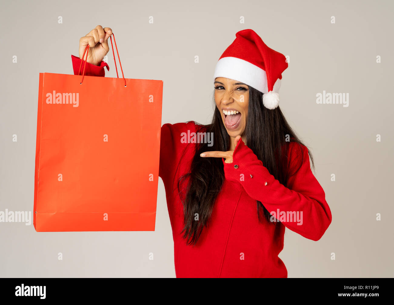 Young woman ready for christmas with paper shopping bags in red and ...