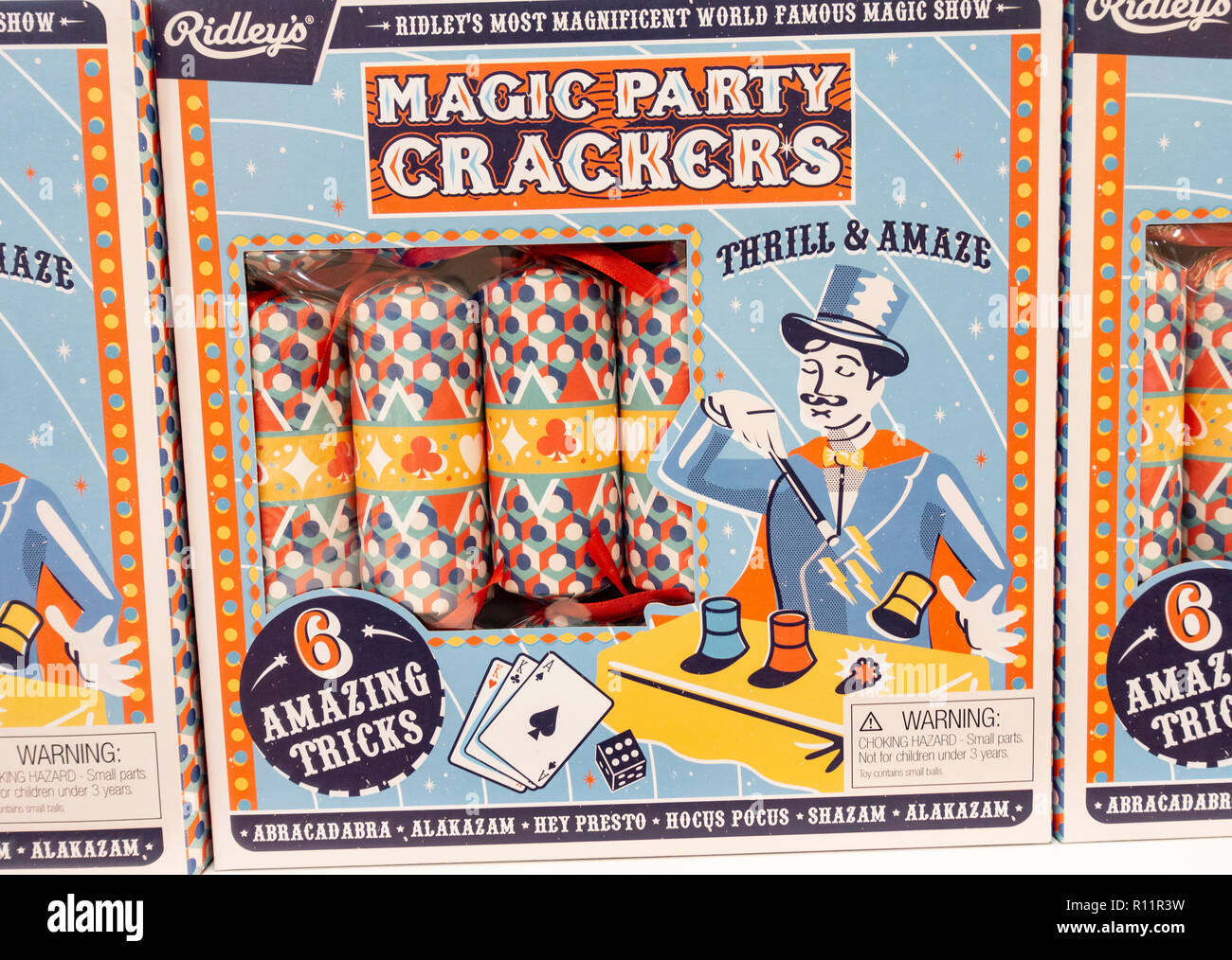 Box of christmas crackers hi-res stock photography and images - Alamy