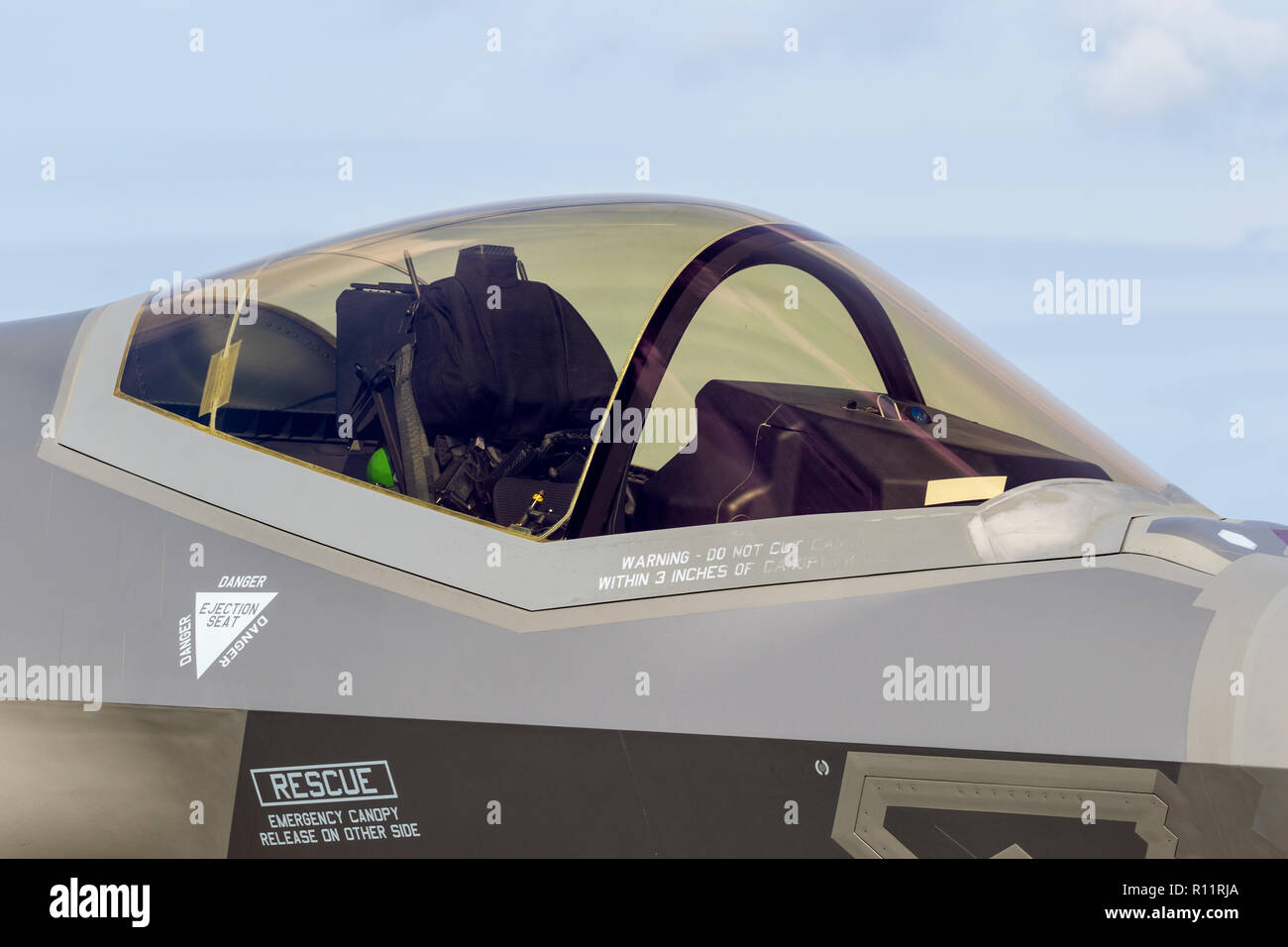 F35 fighter jet cockpit hi-res stock photography and images - Alamy
