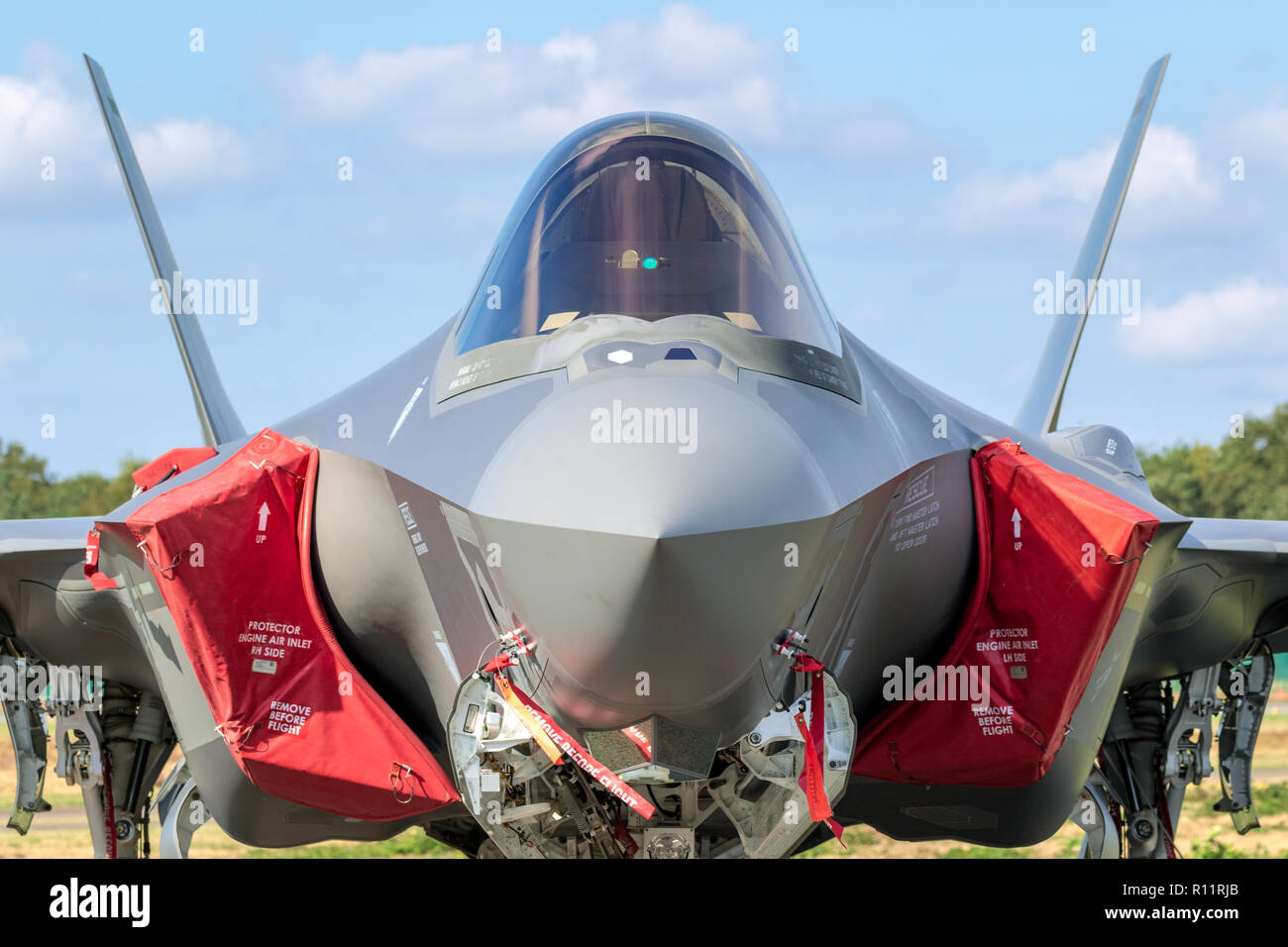 F35 fighter jet cockpit hi-res stock photography and images - Alamy