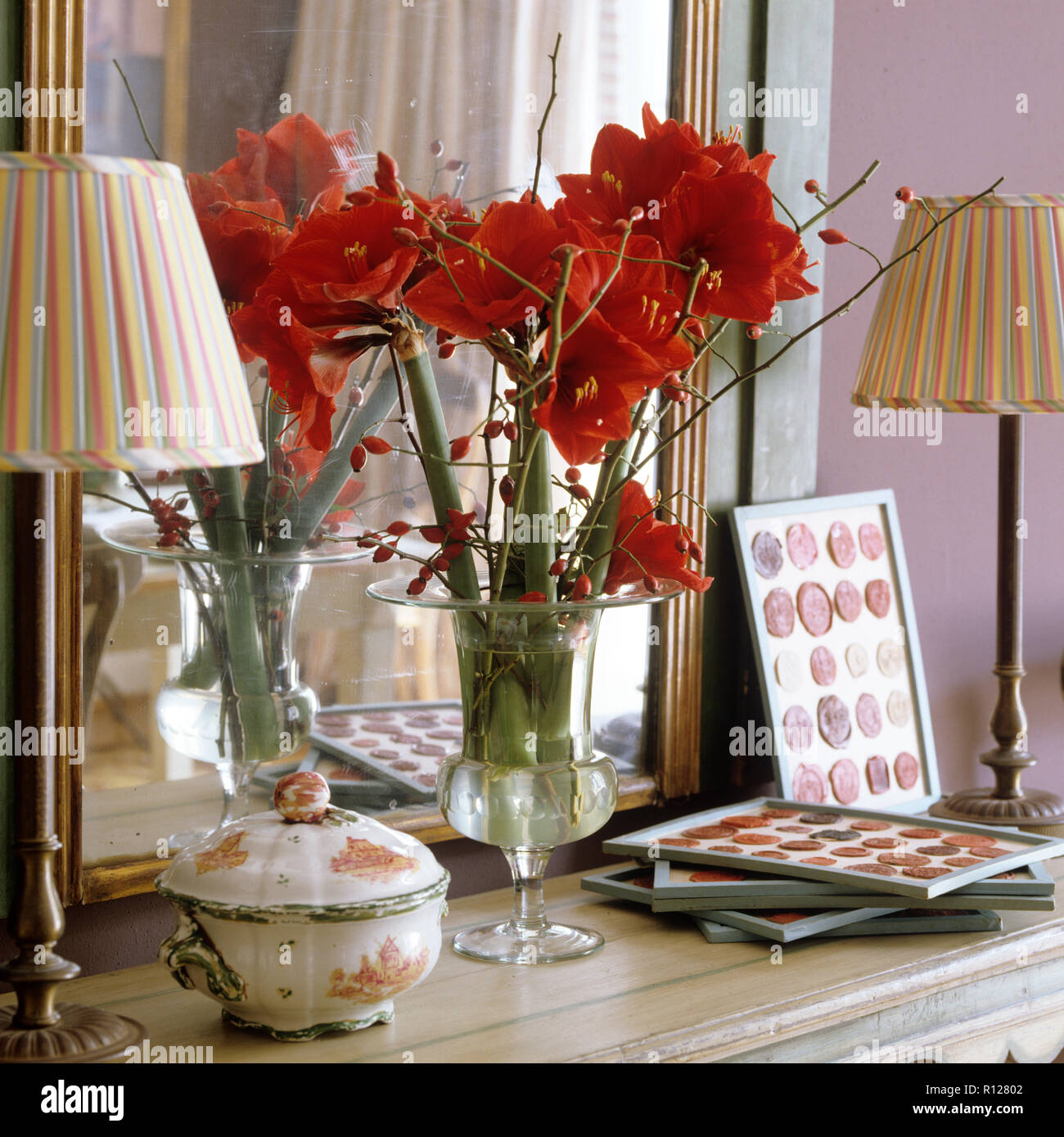 Old fashioned roses vase hi-res stock photography and images - Alamy
