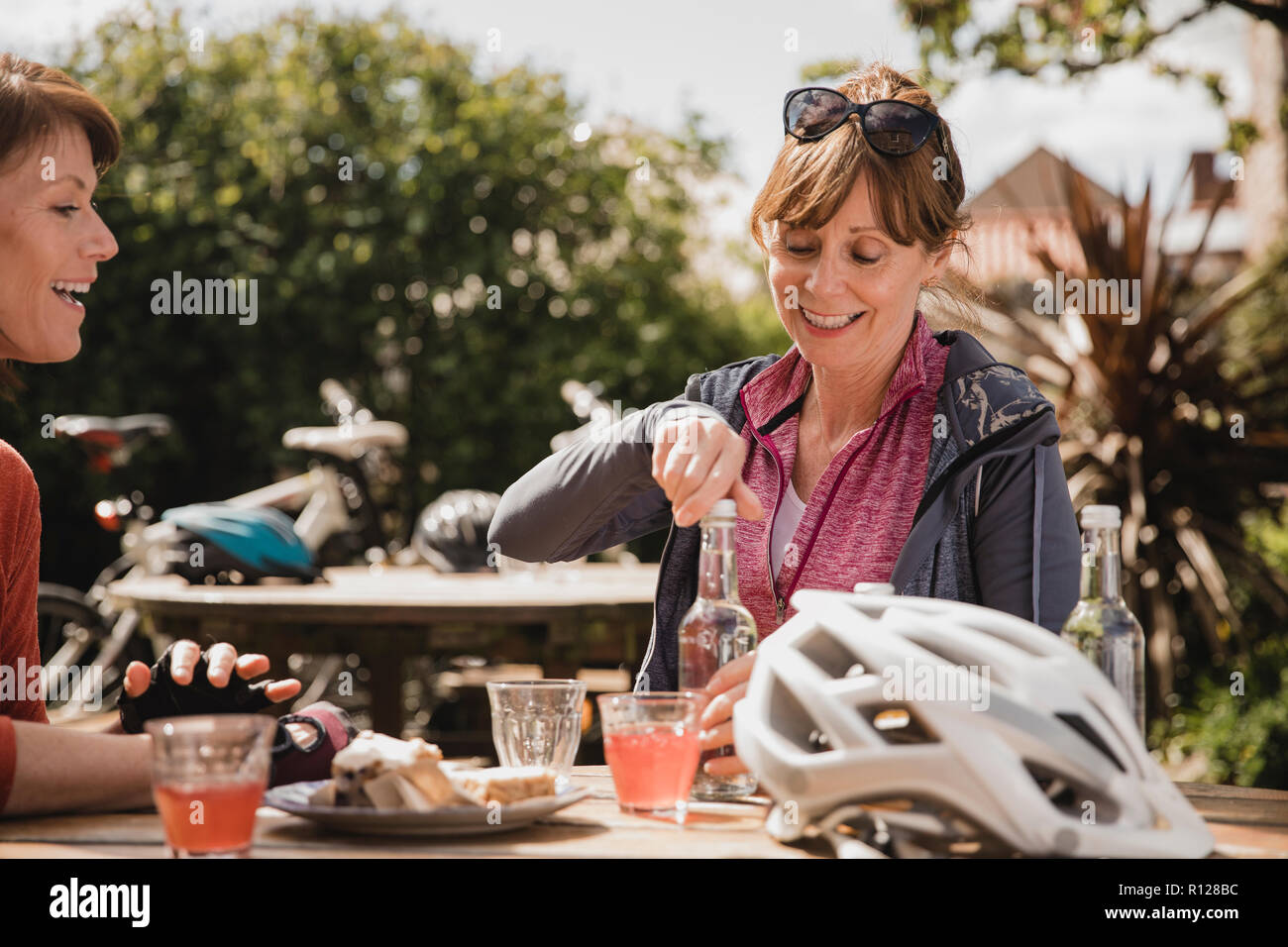Cyclists coffee shop hi-res stock photography and images - Alamy