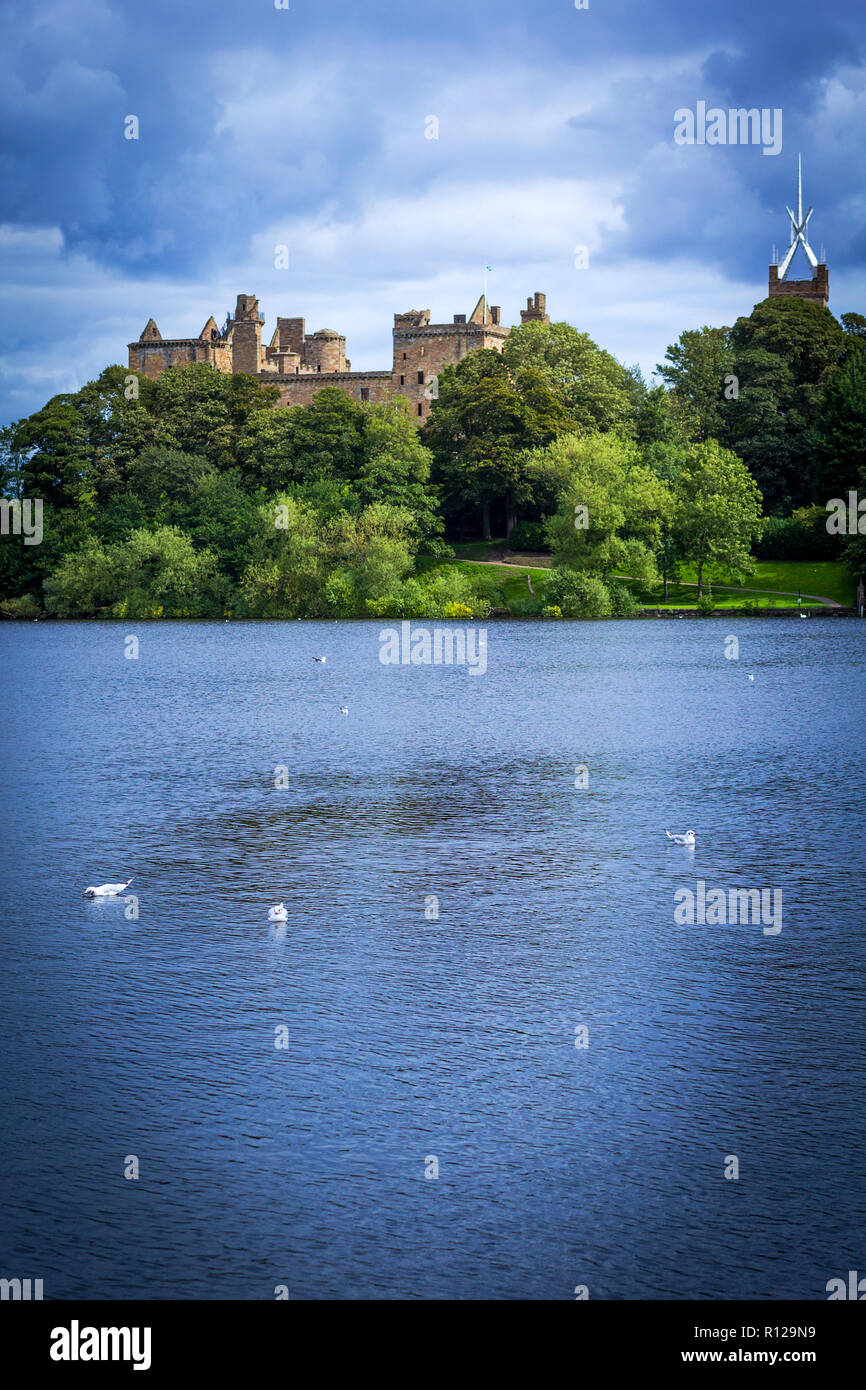 St. Michael's Church and Linlithgow Palace in Linlithgow, Scotland Stock Photo