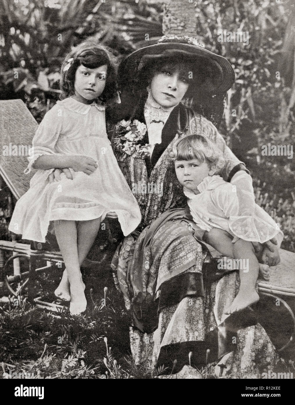 Sarah Bernhardt with her great grandchildren, the children of Mrs. Gross, Maurice Bernhardt's daughter.  Sarah Bernhardt born Henriette-Rosine Bernard, 1844 – 1923.  French stage actress.  From La Esfera, published 1921. Stock Photo