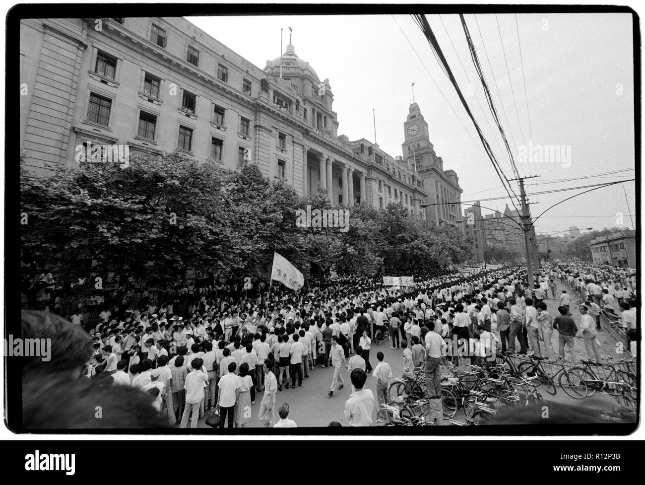 China Shanghai a few days after the massacre in Tiananmen Square in June 1989. Scans made in 2018 Students march along the Bund in Shaghai in protest at the deaths of fellow students in Beijing. Stock Photo