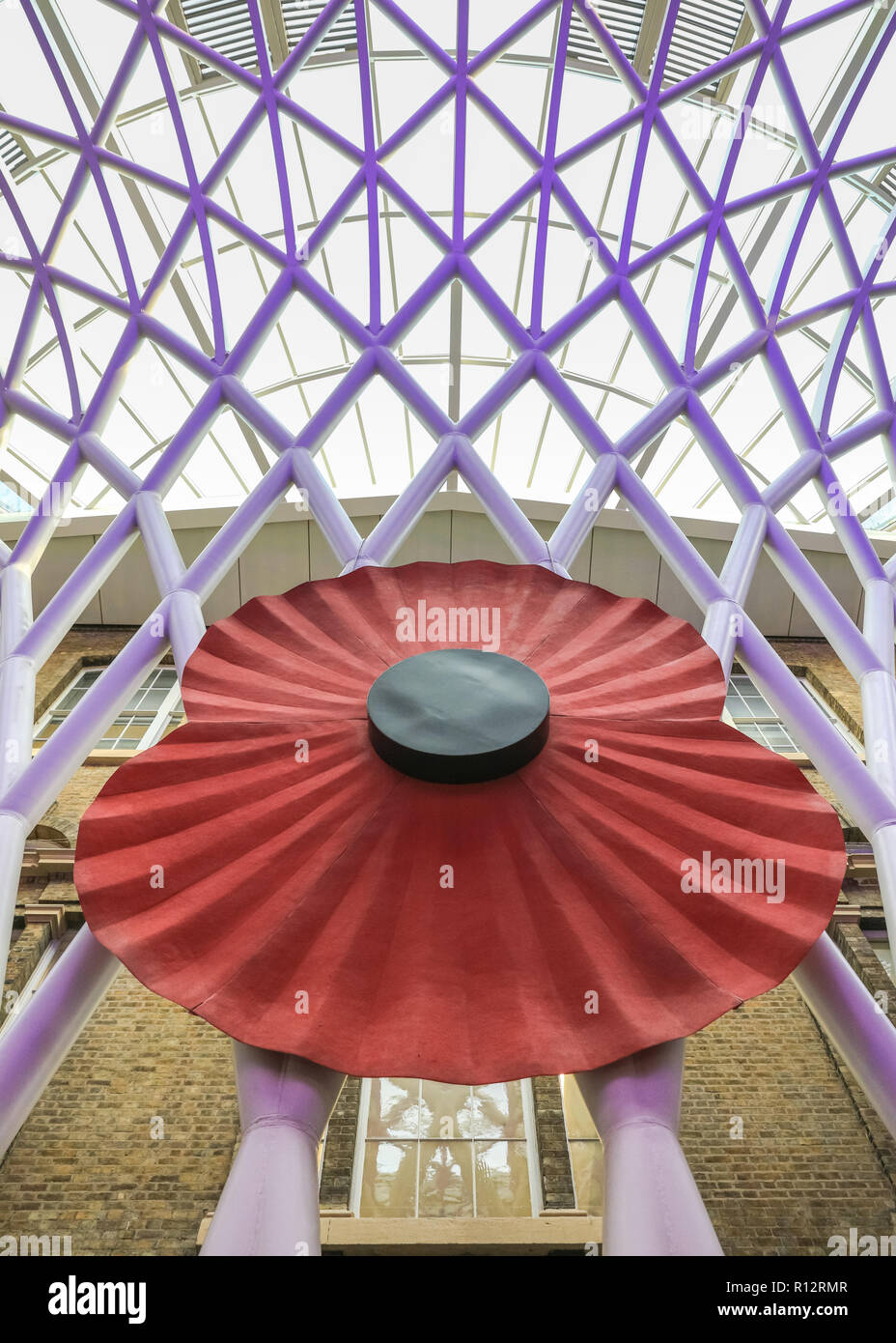 King's Cross, London, UK, 8th Nov 2018. A giant Remembrance Poppy has