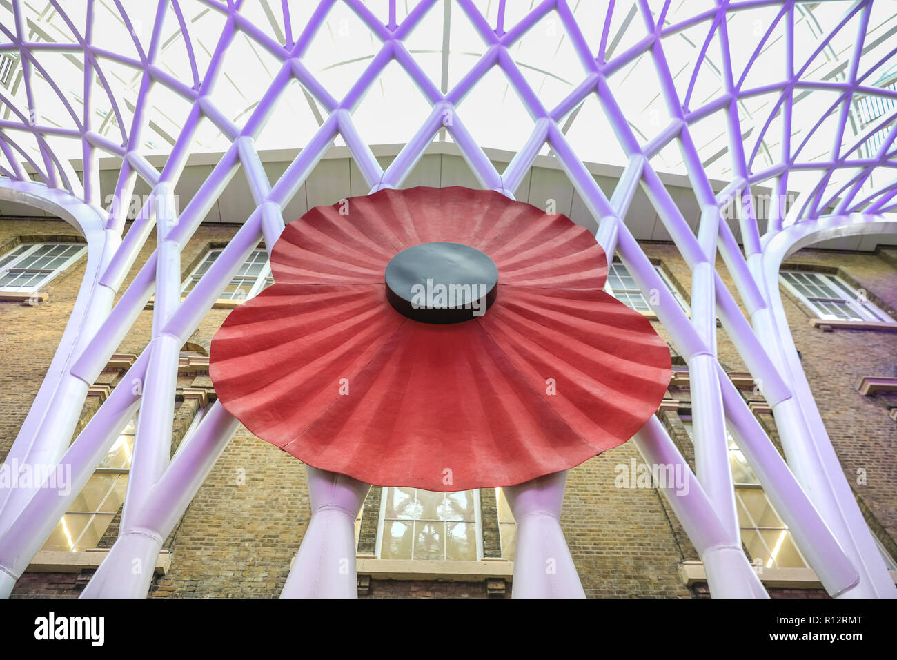 King's Cross, London, UK, 8th Nov 2018. A giant Remembrance Poppy has