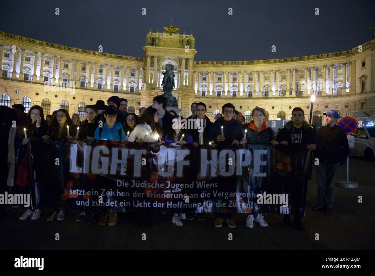 Vienna, Austria. 08. November 2018. In the commemorative year 2018, the memories of the events of the Shoah are in the foreground of the Jewish Community of Vienna. With the memorial march, the Youth Commission of the Jewish Community Vienna will light a light of hope for the future on November 8 and commemorate the November pogroms. Speech by National Council President Wolfgang Sobotka and State Secretary Karoline Edtstadler. Credit: Franz Perc / Alamy Live News Stock Photo
