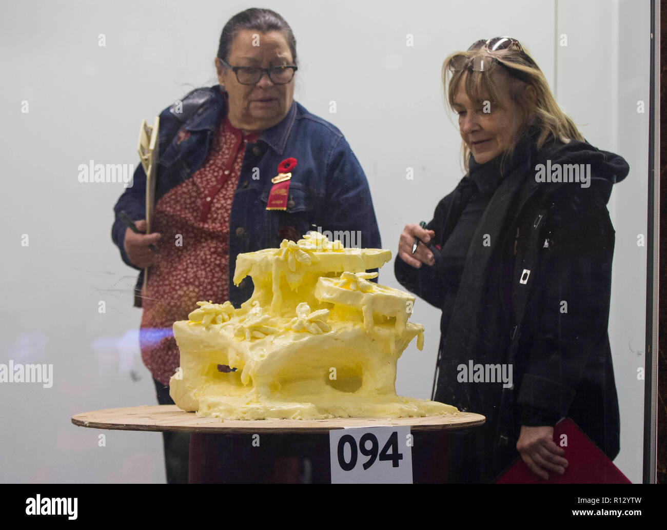 Toronto, Canada. 8th Nov, 2018. Judges look at a butter sculpture