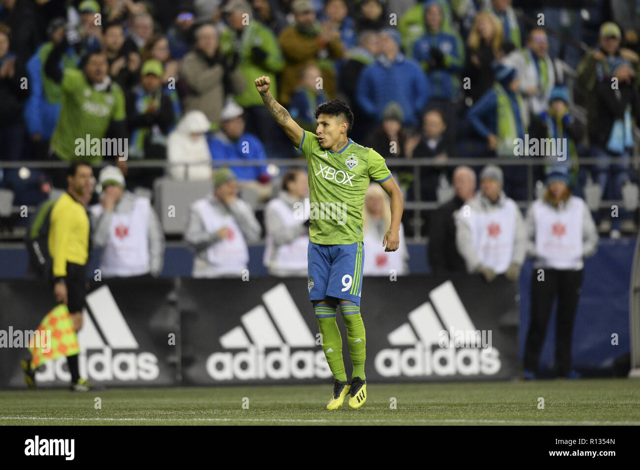 Seattle, Washington, USA. 8th Nov, 2018. RAUL RUIDIAZ (9) celebrates his goal with the crowd as the Portland Timbers visit the Seattle Sounders in a MLS Western Conference semi-final match at Century Link Field in Seattle, WA. Credit: Jeff Halstead/ZUMA Wire/Alamy Live News Stock Photo