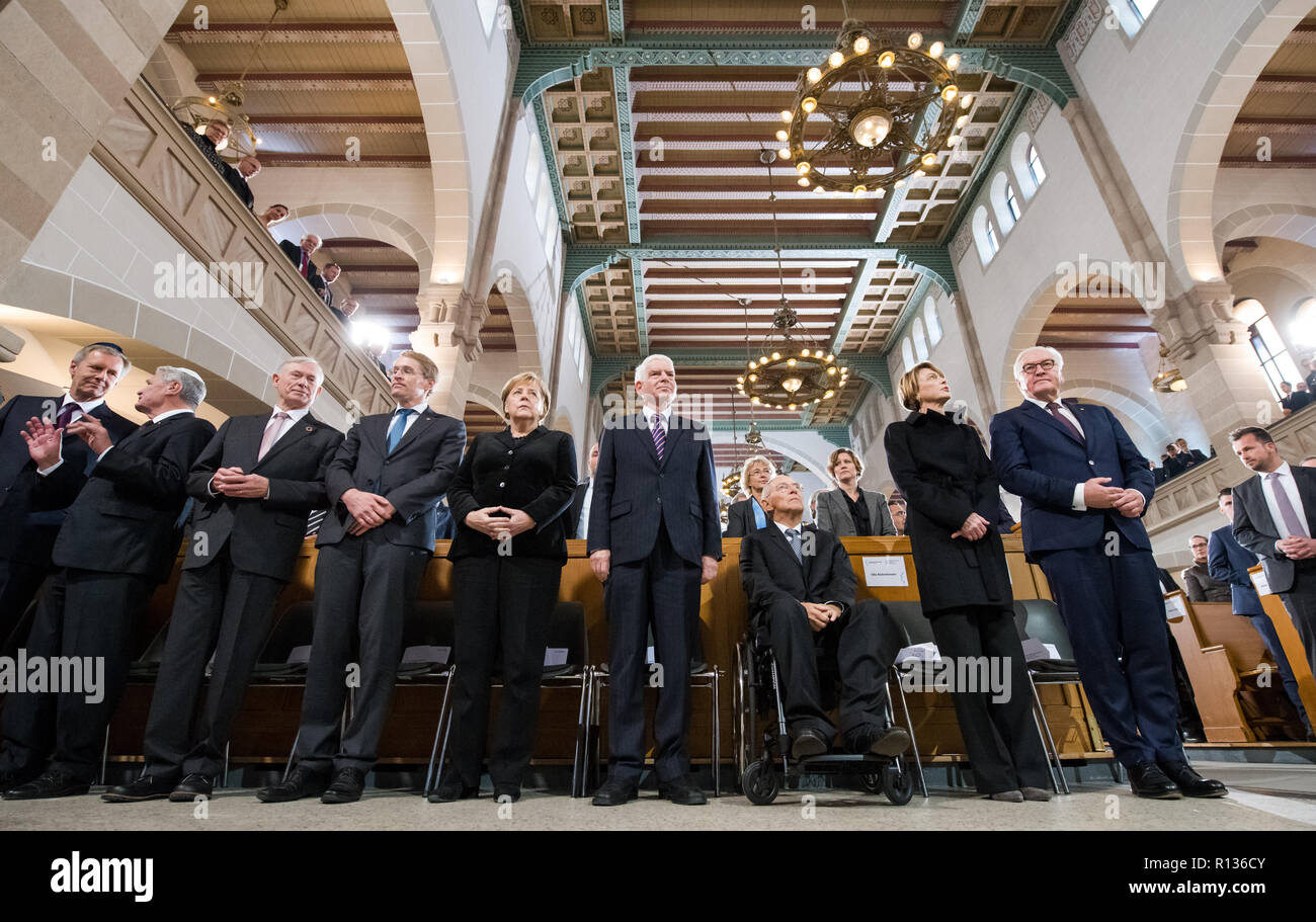 09 November 2018, Berlin: The Federal Presidents Christian Wulff (front, l-r), Joachim Gauck and Horst Köhler stand together with Daniel Günther (CDU), Prime Minister of Schleswig-Holstein and acting President of the Bundesrat, Federal Chancellor Angela Merkel (CDU), Josef Schuster, President of the Central Council of Jews, Bundestag President Wolfgang Schäuble (CDU), Elke Büdenbender, wife of Federal President Steinmeier, and Federal President Frank-Walter Steinmeier at the Central Commemoration Ceremony of the Central Council of Jews in Germany on the occasion of the 80th anniversary of the Stock Photo