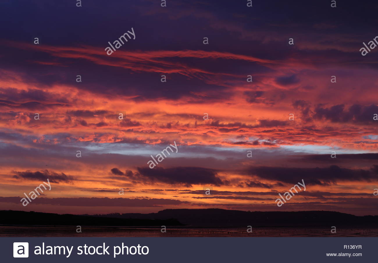 dundee uk 9th november 2018 sunrise over tay estuary a dramatic