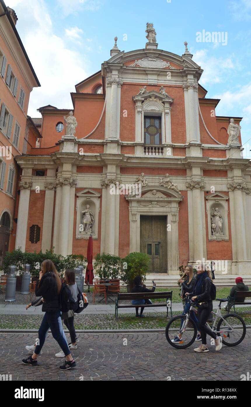 Modena, eine Stadt in der Emilia-Romagna in Italien: Junge Menschen vor der Kirche San Giorgio in der Via del Taglio Stock Photo