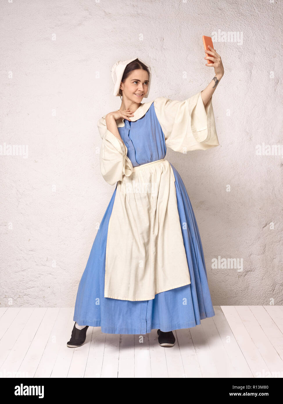 Golub napetost Žičara  Medieval Woman in Historical Costume Wearing Corset Dress and Bonnet.  Beautiful peasant girl wearing thrush costume with mobile phone Stock Photo  - Alamy