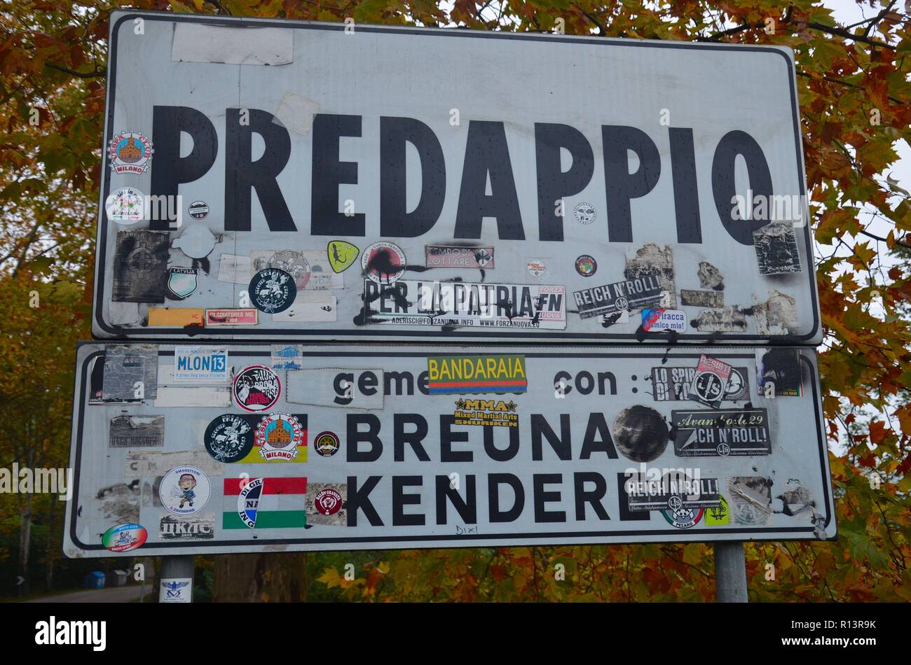 Predappio in Emilia-Romagna, Italien, der Geburtsort Mussolinis, ist geprägt von faschistischer Architektur und Souvenirläden: Ortstafel am Stadtrand Stock Photo