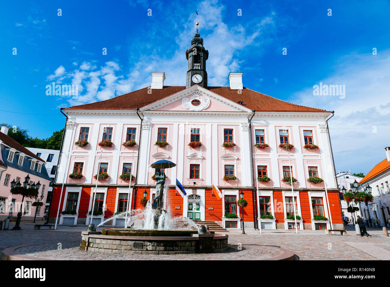 Tartu town hall and the fountain of kissing students, Tartu, Tartu County, Estonia, Baltic states, Europe. Stock Photo