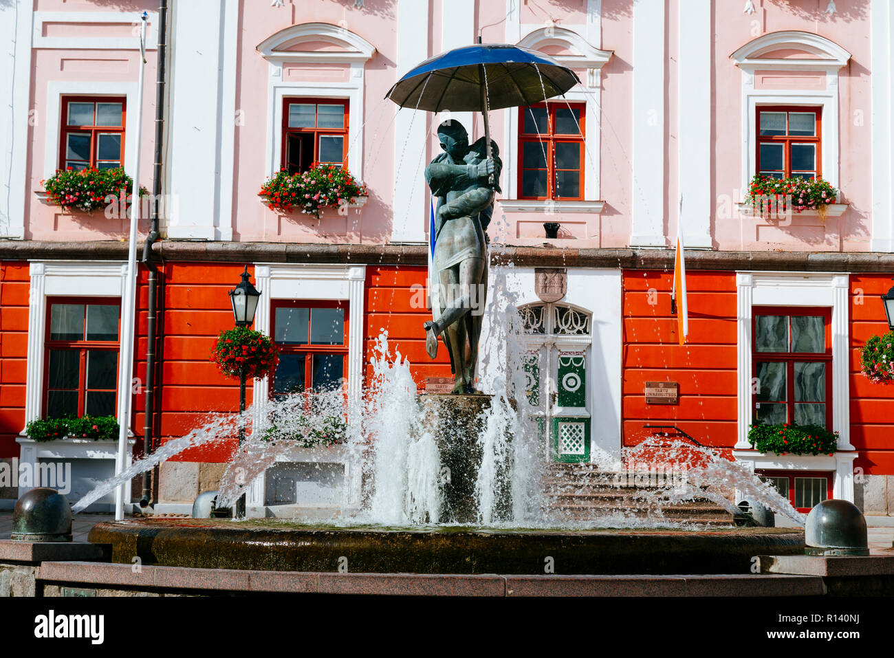 Fountain of kissing students, in the background the town hall. Tartu, Tartu County, Estonia, Baltic states, Europe. Stock Photo