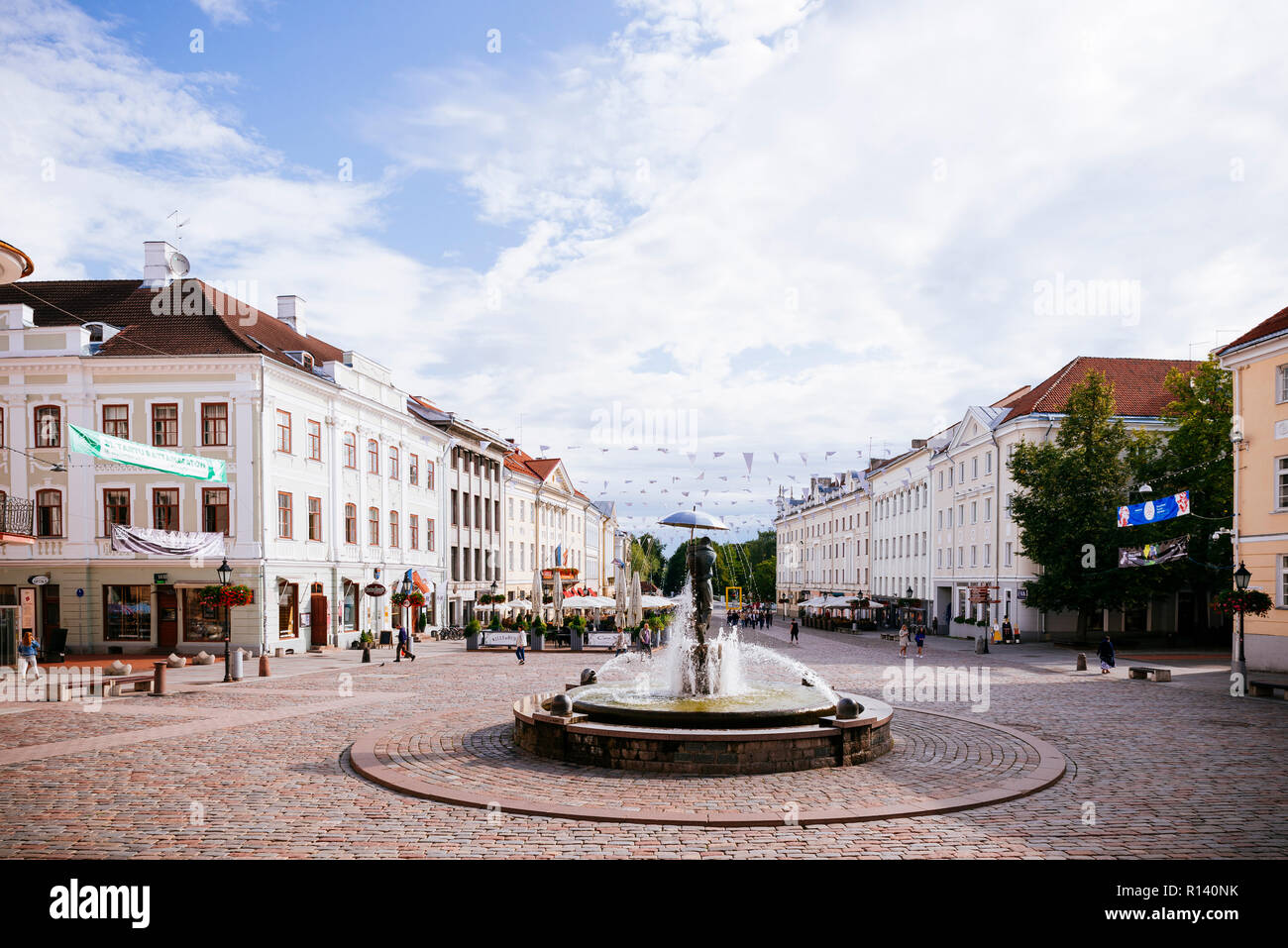 Town hall square with statue of the students kissing in the foreground. Tartu, Tartu County, Estonia, Baltic states, Europe. Stock Photo