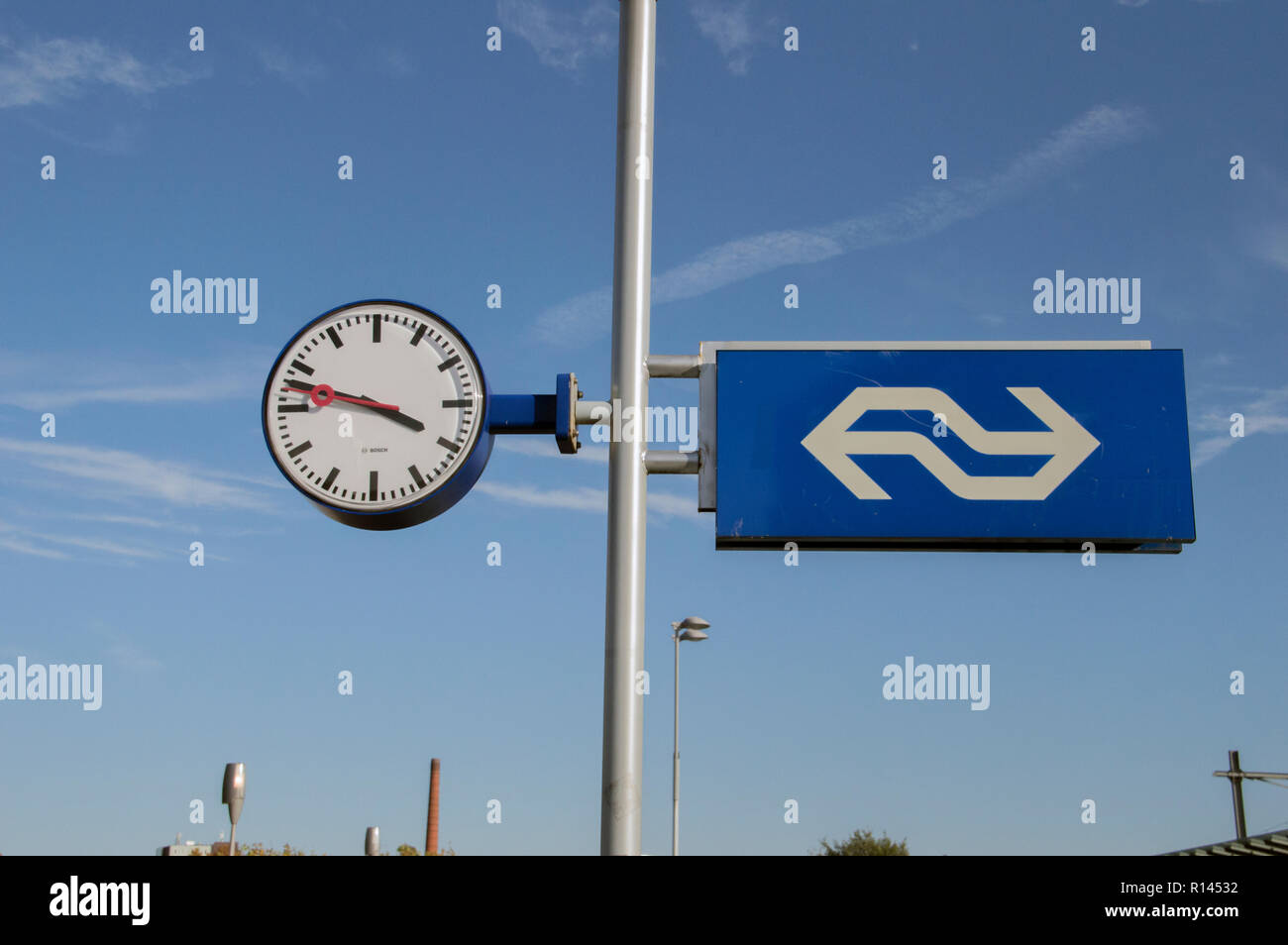 President viel pensioen Clock And NS Sign At The Train Station Of Apeldoorn The Netherlands 2018  Stock Photo - Alamy