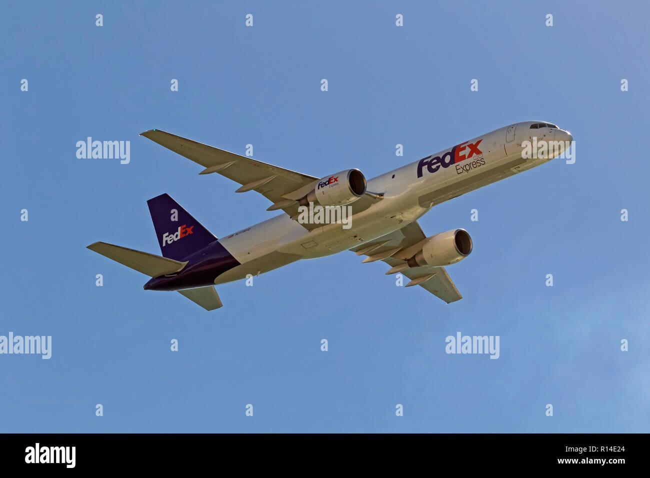 Fedex boeing 767 hi-res stock photography and images - Alamy